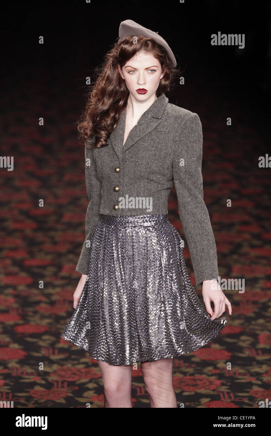 Modell auf Mercedes-Benz Fashion Week Berlin Herbst/Winter 2012 - Lena Hoschek - Catwalk im Fashion-Zelt am Brandenburger Tor (Brandenburger Tor). Berlin, Deutschland - 18.01.2012. Stockfoto