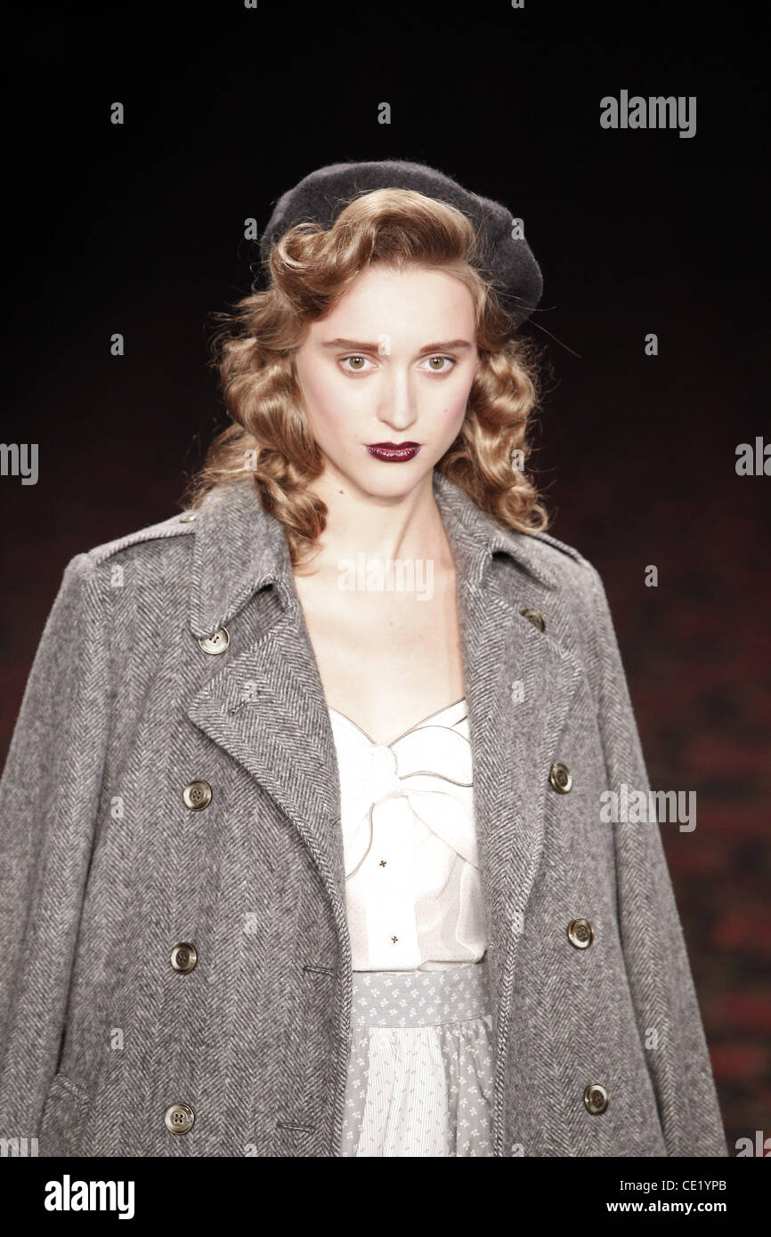 Modell auf Mercedes-Benz Fashion Week Berlin Herbst/Winter 2012 - Lena Hoschek - Catwalk im Fashion-Zelt am Brandenburger Tor (Brandenburger Tor). Berlin, Deutschland - 18.01.2012. Stockfoto