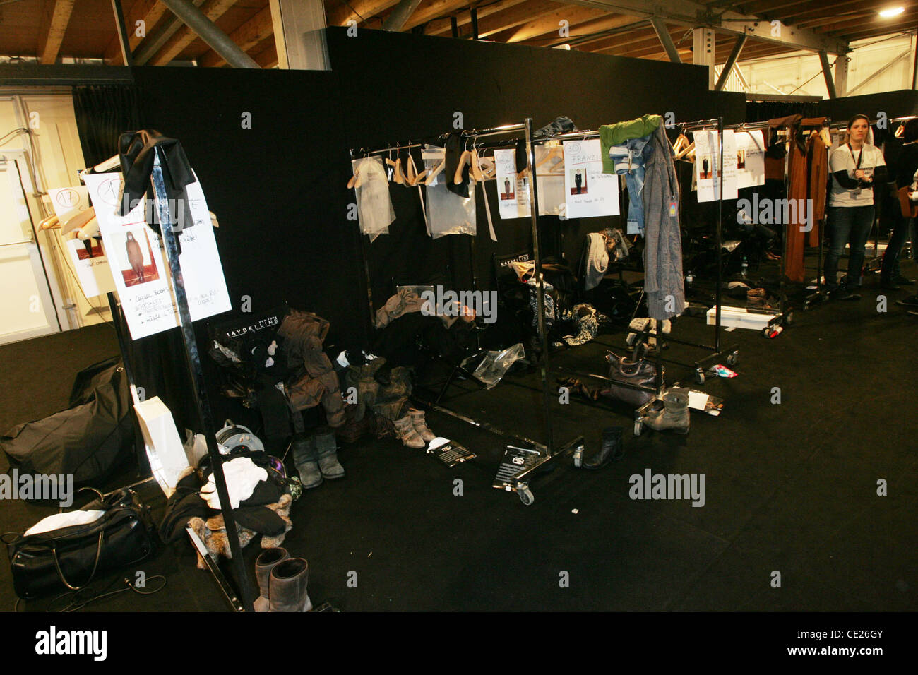 Atmosphäre - Fashion-Show backstage bei Mercedes Benz Fashion Week Berlin Herbst/Winter 2011 im Mode-Zelt auf dem Bebelplatz quadratische anspielen. Berlin, Deutschland - 20.01.2011 Stockfoto