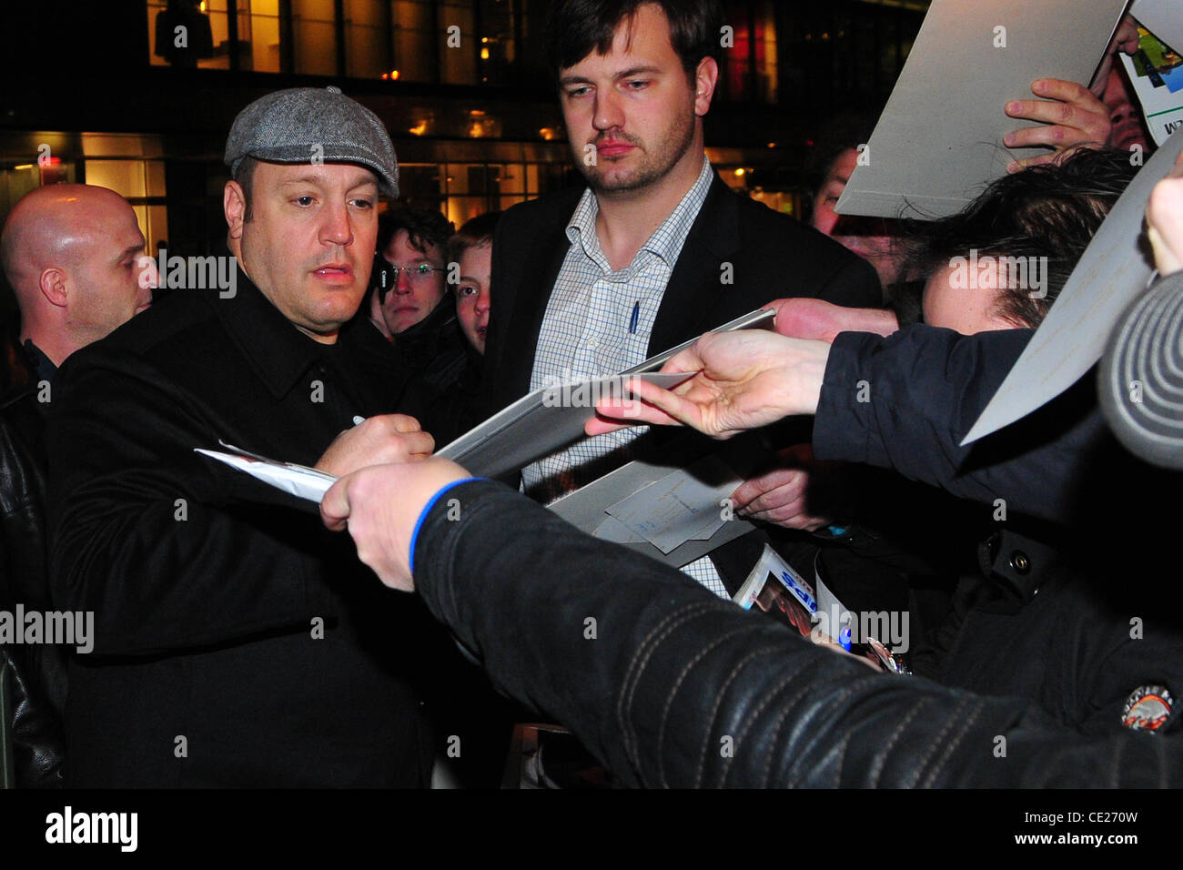 Kevin James Unterzeichnung Autogramme vor Borchardt Restaurant. Berlin, Deutschland - 17.01.2011 Stockfoto