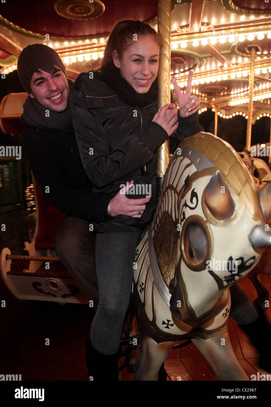 Linda Teodosiu, Freund Simon Gincberg bei Ein Wundervoller Winterabend am  Freizeitpark Phantasialand. Brühl, Deutschland - 10.12.2010 Stockfotografie  - Alamy