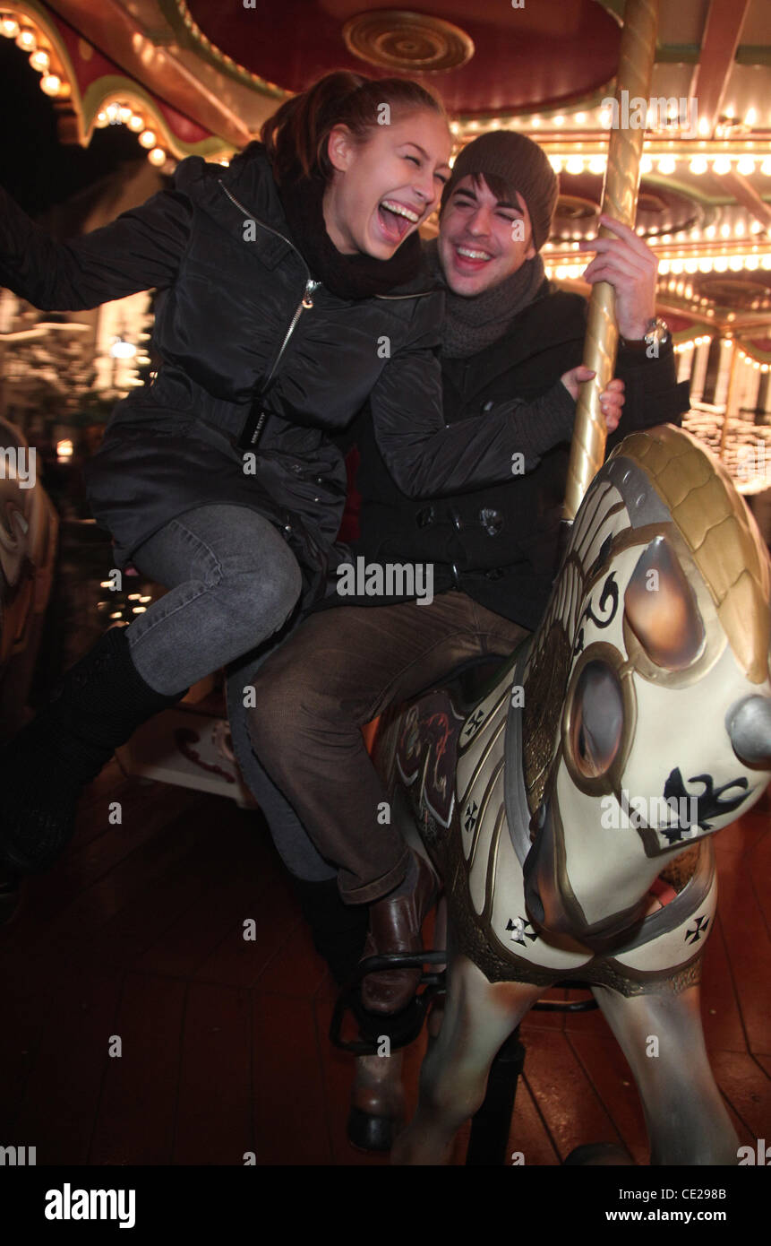 Linda Teodosiu, Freund Simon Gincberg bei Ein Wundervoller Winterabend am  Freizeitpark Phantasialand. Brühl, Deutschland - 10.12.2010 Stockfotografie  - Alamy