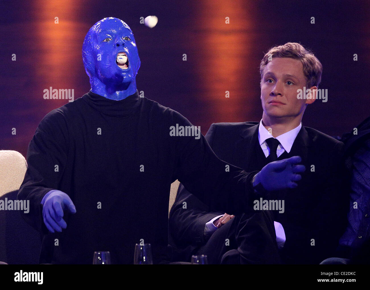 Blue Man Group, Matthias Schweighoefer auf ARD ZDF zeigen "Wetten, dass...." in der TUI-Arena. Hannover, Deutschland - 06.11.2010 Stockfoto