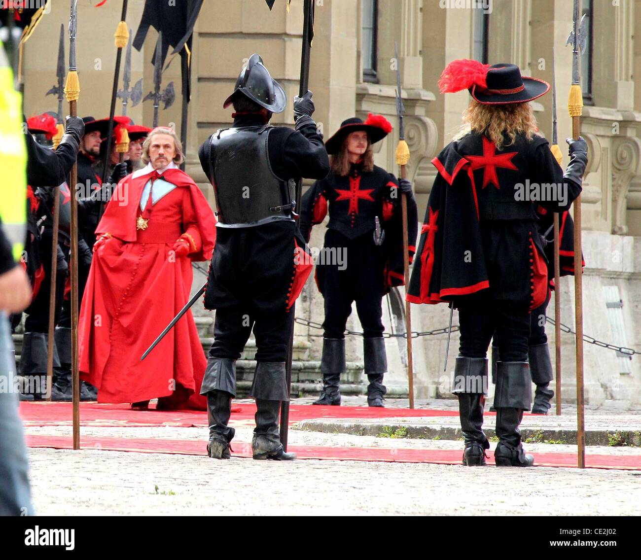 Christoph Waltz im Kostüm als "Kardinal Richelieu" am Set von "Die drei  Musketiere" Residenz Wuerzburg. Würzburg - 16.09.2010 Stockfotografie -  Alamy