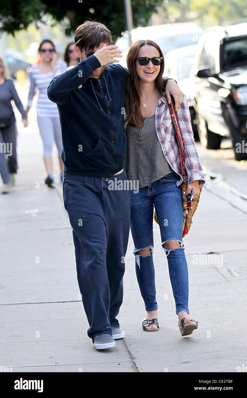 Tobey Maguire Und Jennifer Meyer Eine Kamera Scheu Tobey Maguire Verlassen Le Pain Quotidien Nach Dem Mittagessen Mit Seiner Frau Los Angeles Kalifornien 29 01 11 Stockfotografie Alamy