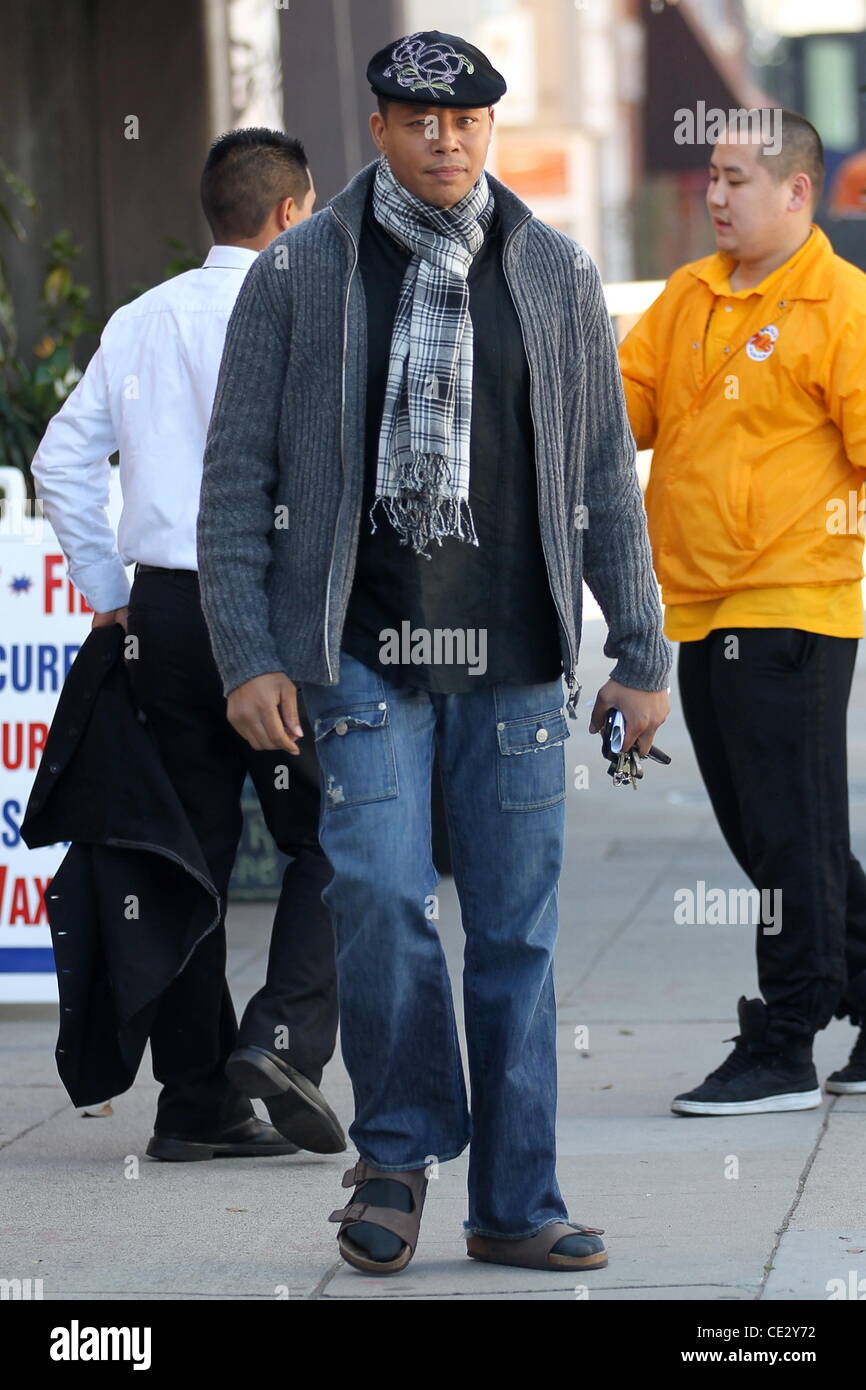 Terrence Howard Birkenstock Sandalen mit Socken wahrend des Einkaufs in Hollywood Los Angeles Kalifornien 10.02.11 Stockfotografie Alamy
