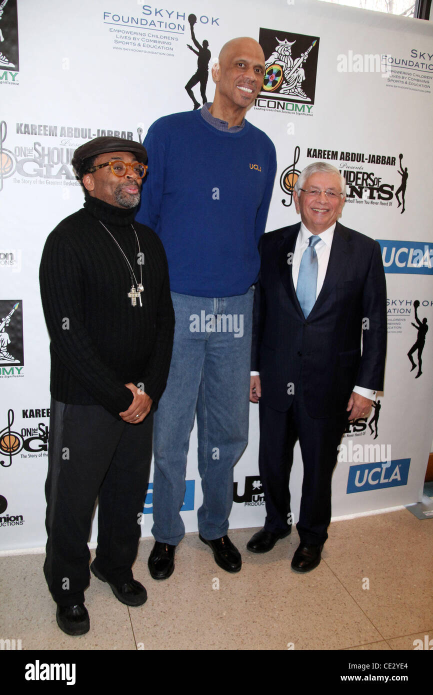 Spike Lee, Kareem Abdul-Jabbar, David Stern Kareem Abdul-Jabbar präsentiert auf die Schultern von Riesen, das Schomburg Center for Research in der schwarzen Kultur New York City, USA - 09.02.11 Stockfoto