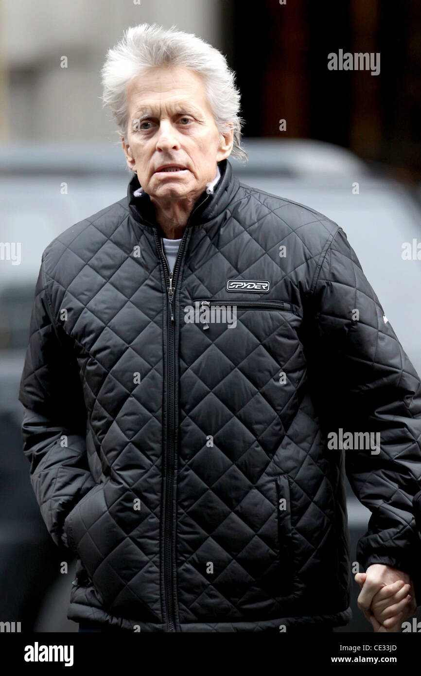 Michael Douglas Cancer betroffenen Schauspieler Wandern in Manhattan New York City, USA - 04.10.10 Stockfoto