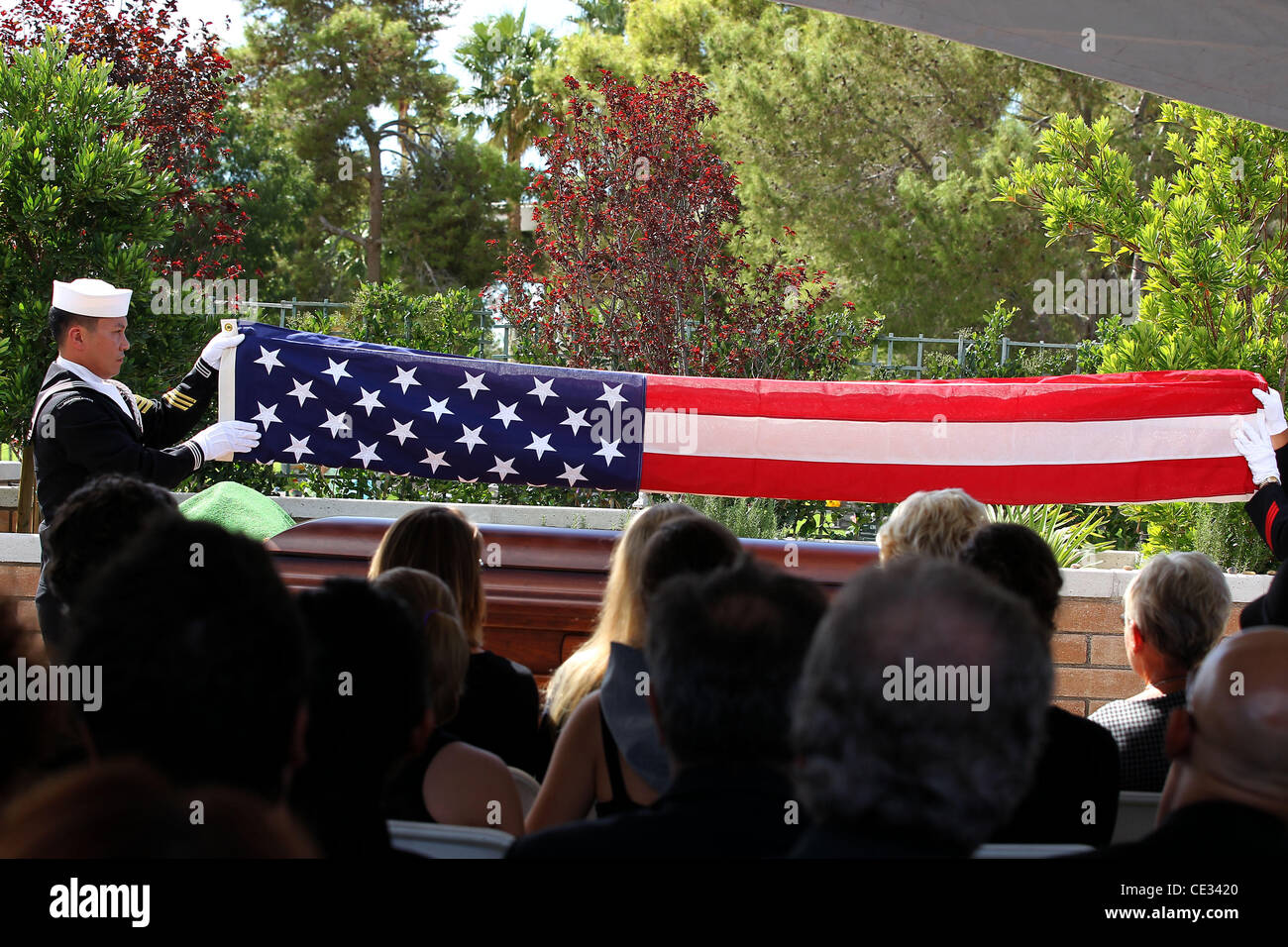 Militärischen Salut für Tony Curtis auf dem Palm Leichenhalle & Friedhof. Curtis starb am 29. September im Alter von 85 Jahren Henderson, Nevada - 04.10.10 Stockfoto