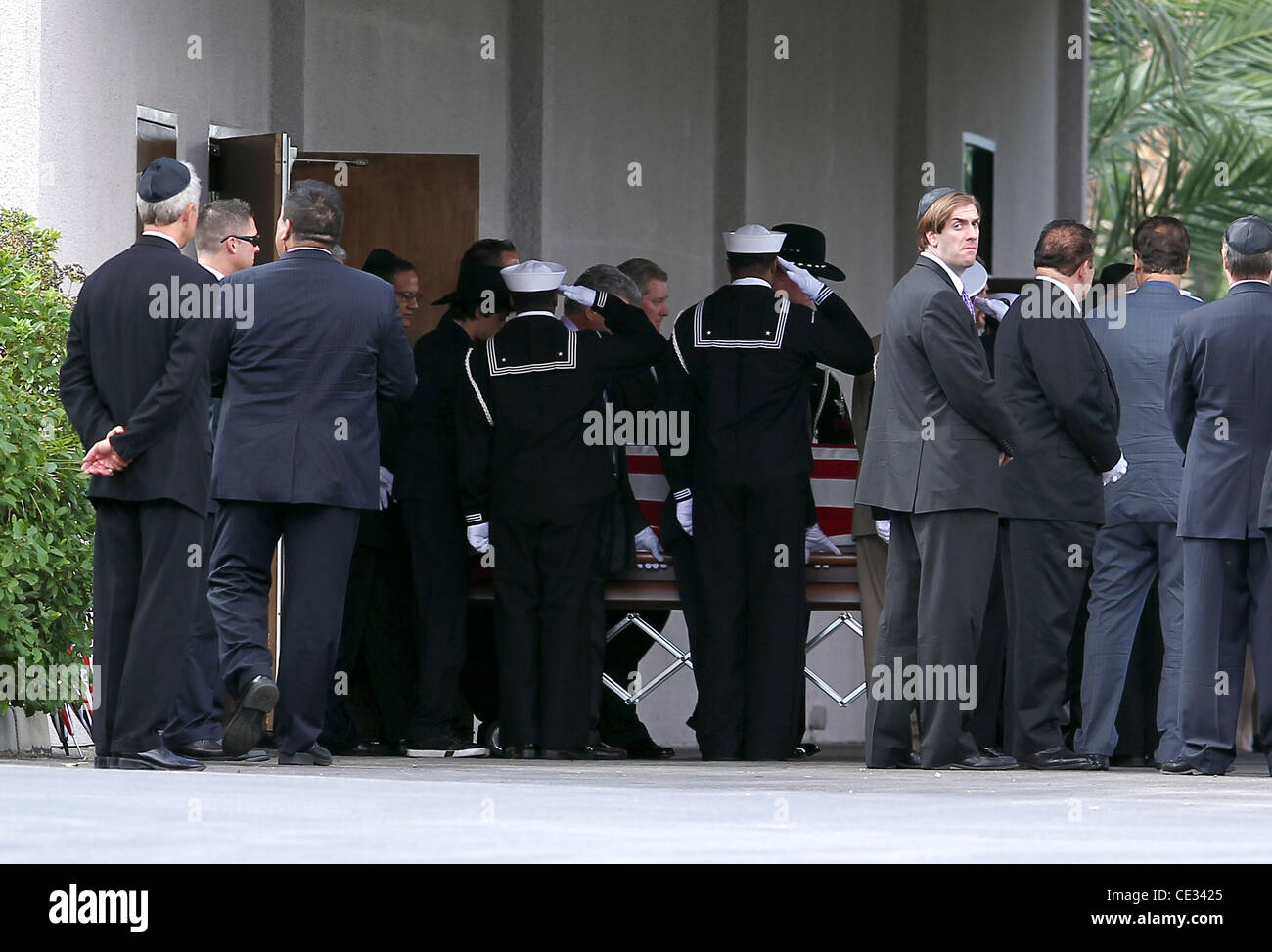 Militärischen Salut für Tony Curtis auf dem Palm Leichenhalle & Friedhof. Curtis starb am 29. September im Alter von 85 Jahren Henderson, Nevada - 04.10.10 Stockfoto