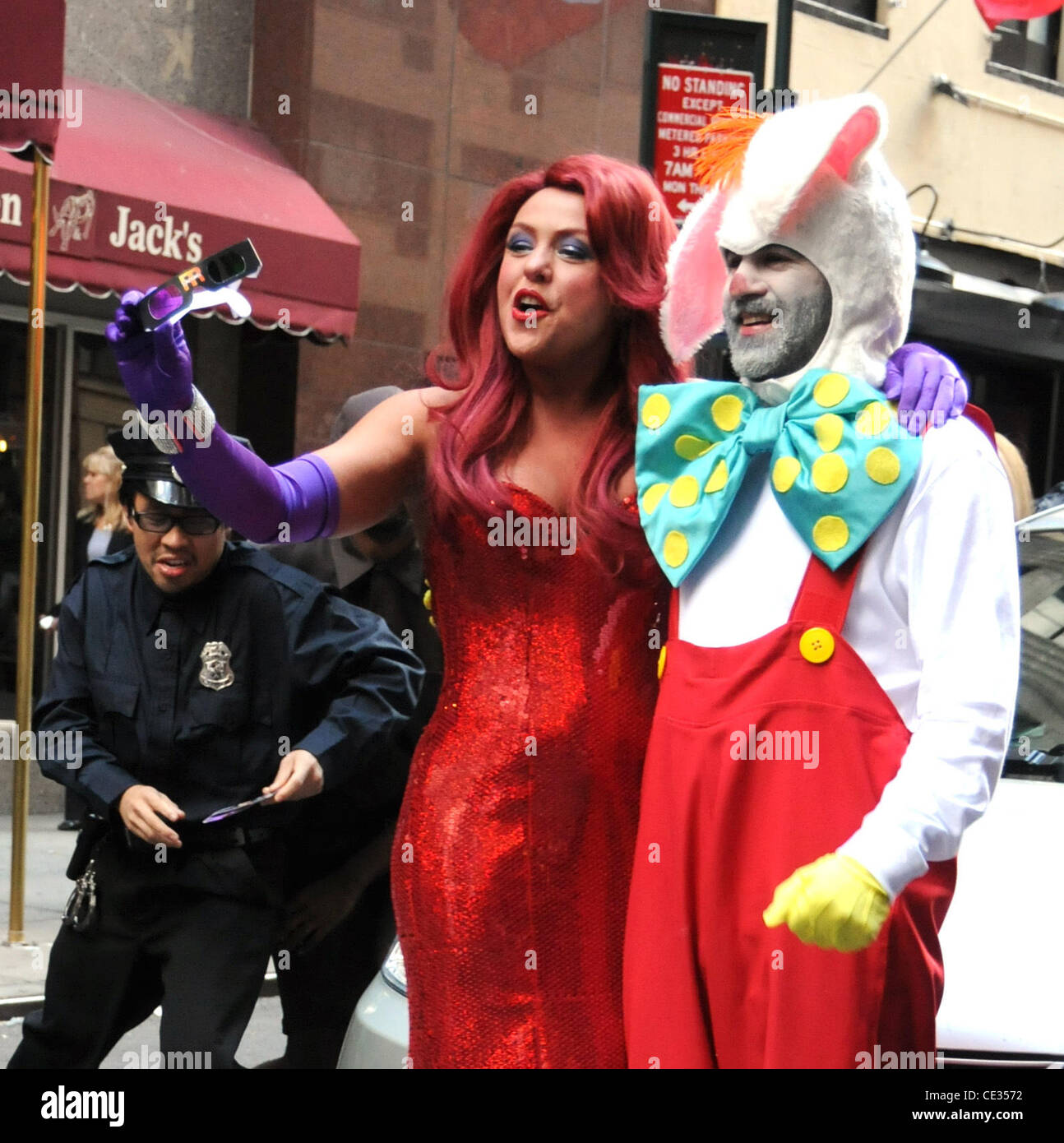Rachael Ray und ihr Ehemann John Cusimano verkleiden als Jessica Rabbit und Roger  Rabbit und stellen während einer Aufzeichnung einer Halloween-Episode für  ihre TV-Show außerhalb von Rachael Ray Studios New York City,