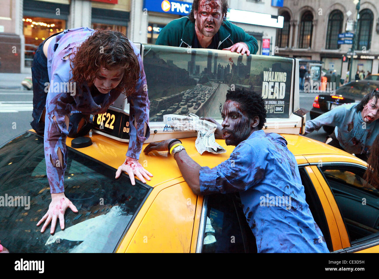 Zombies Schwarm Pendler Am Bahnhof Penn Station Im Vorgriff Auf Die Premiere Des Amc Neue Drama Serie The Walking Dead New York City Usa 26 10 10 Stockfotografie Alamy
