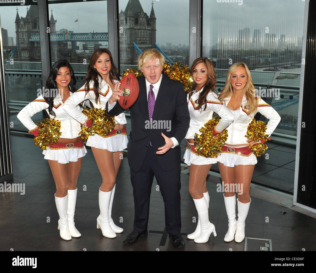 Bürgermeister Boris Johnson San Francisco 49ers - Fototermin auf Potters Field Park statt. Londoner Bürgermeister trifft Mitglieder der fünffache SuperBowl Champions vor ihrem Spiel gegen die Denver Broncos in der Wembley Arena am 31. Oktober. London, England - 26,1 Stockfoto