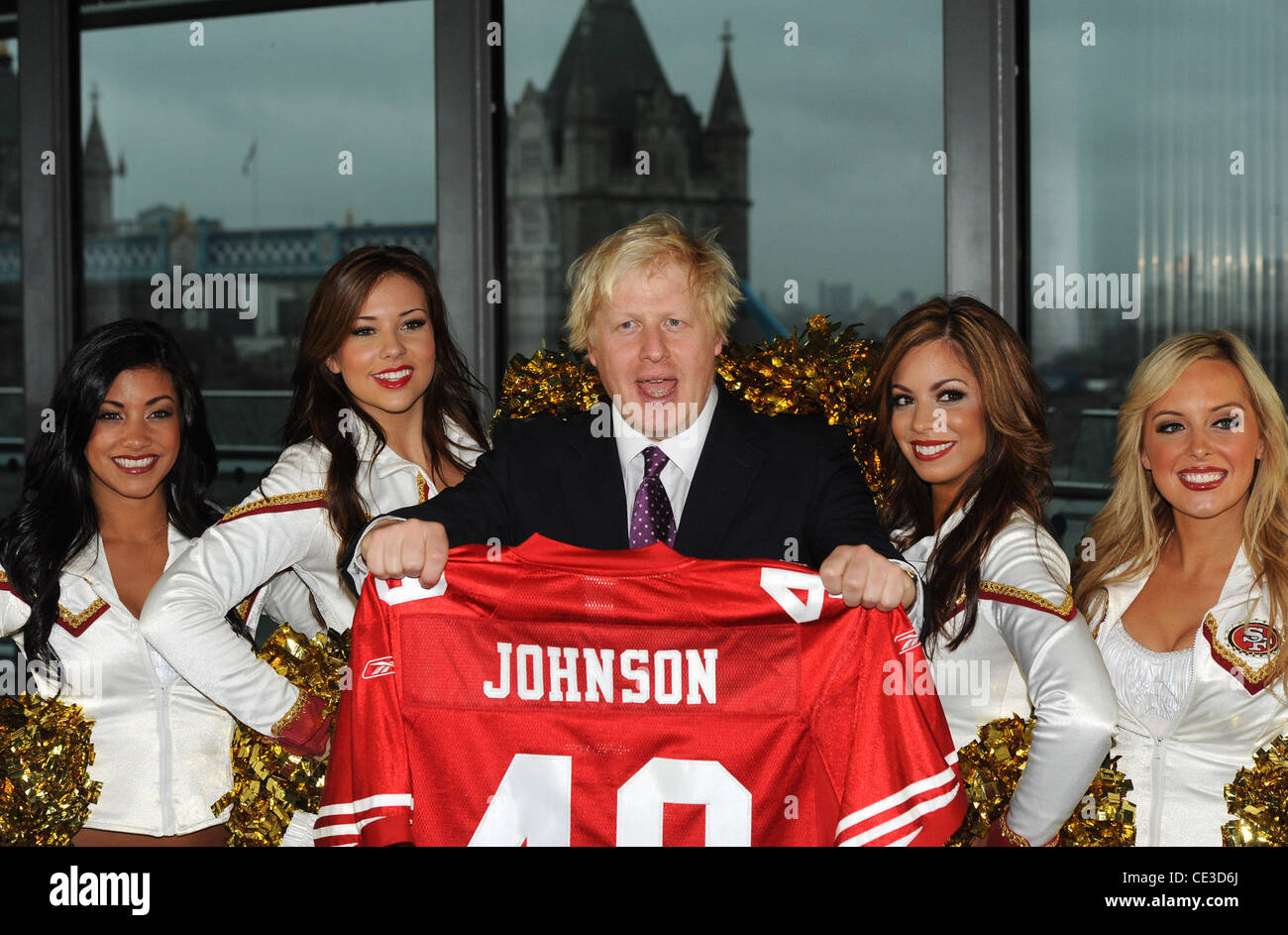 Bürgermeister Boris Johnson San Francisco 49ers - Fototermin auf Potters Field Park statt. Londoner Bürgermeister trifft Mitglieder der fünffache SuperBowl Champions vor ihrem Spiel gegen die Denver Broncos in der Wembley Arena am 31. Oktober. London, England - 26,1 Stockfoto