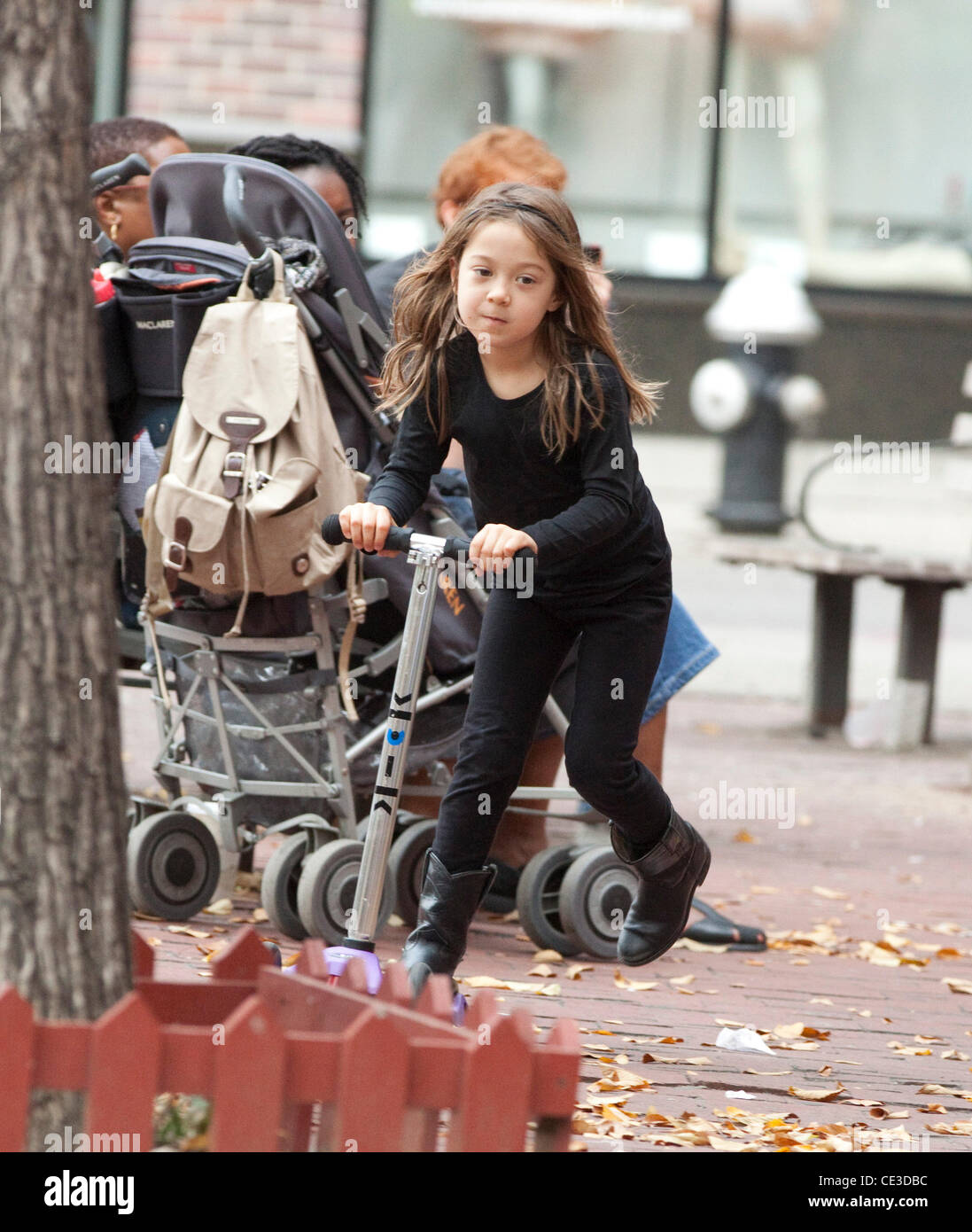 Ava Jackman spielt auf einem Roller nach Schule New York City, USA - 26.10.10 Stockfoto