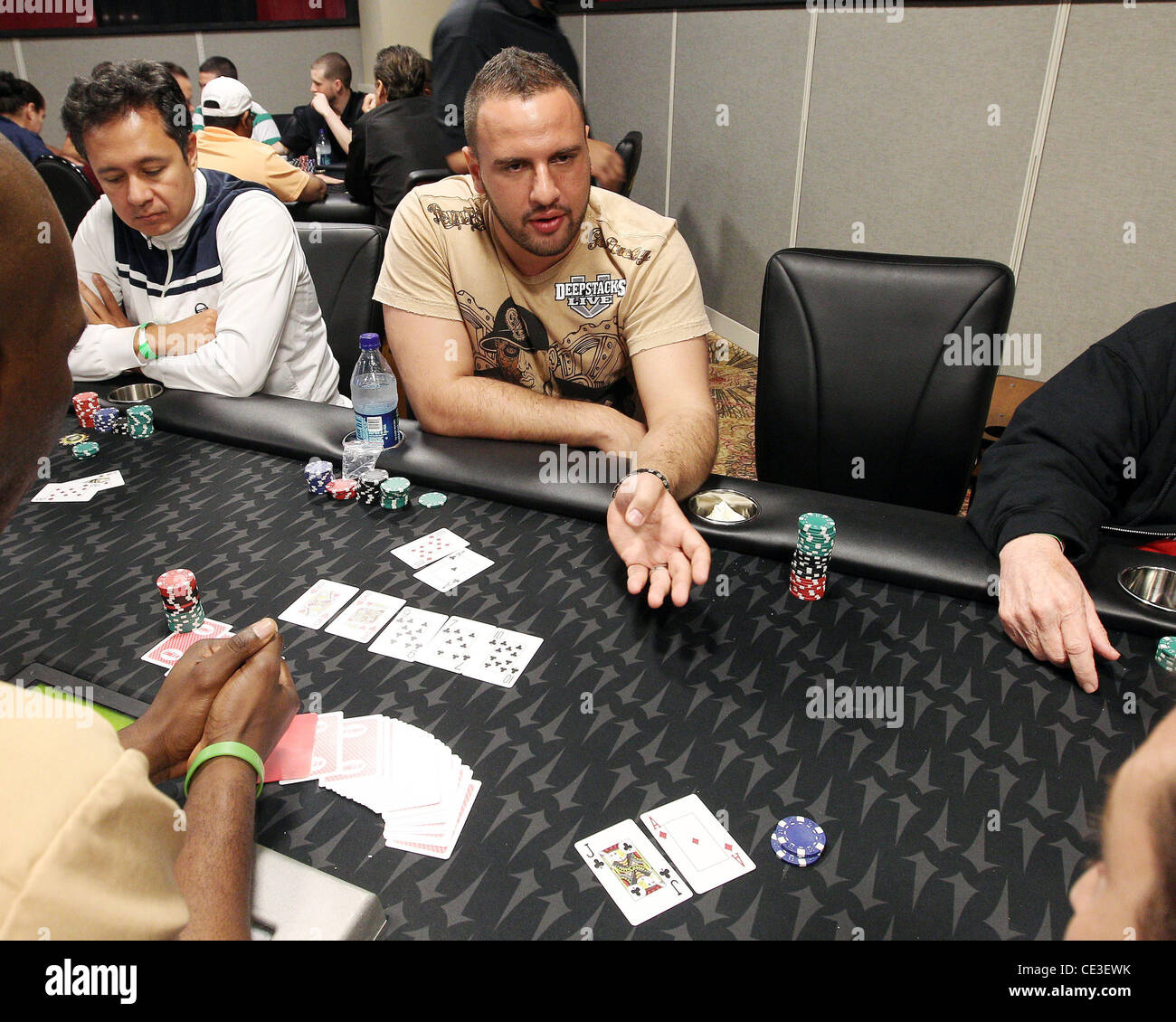 mike-mizrachi-alias-the-grinder-beherbergt-das-deepstacks-live-poker-camp-im-studz-poker-club-miami-florida-241010-ce3ewk.jpg