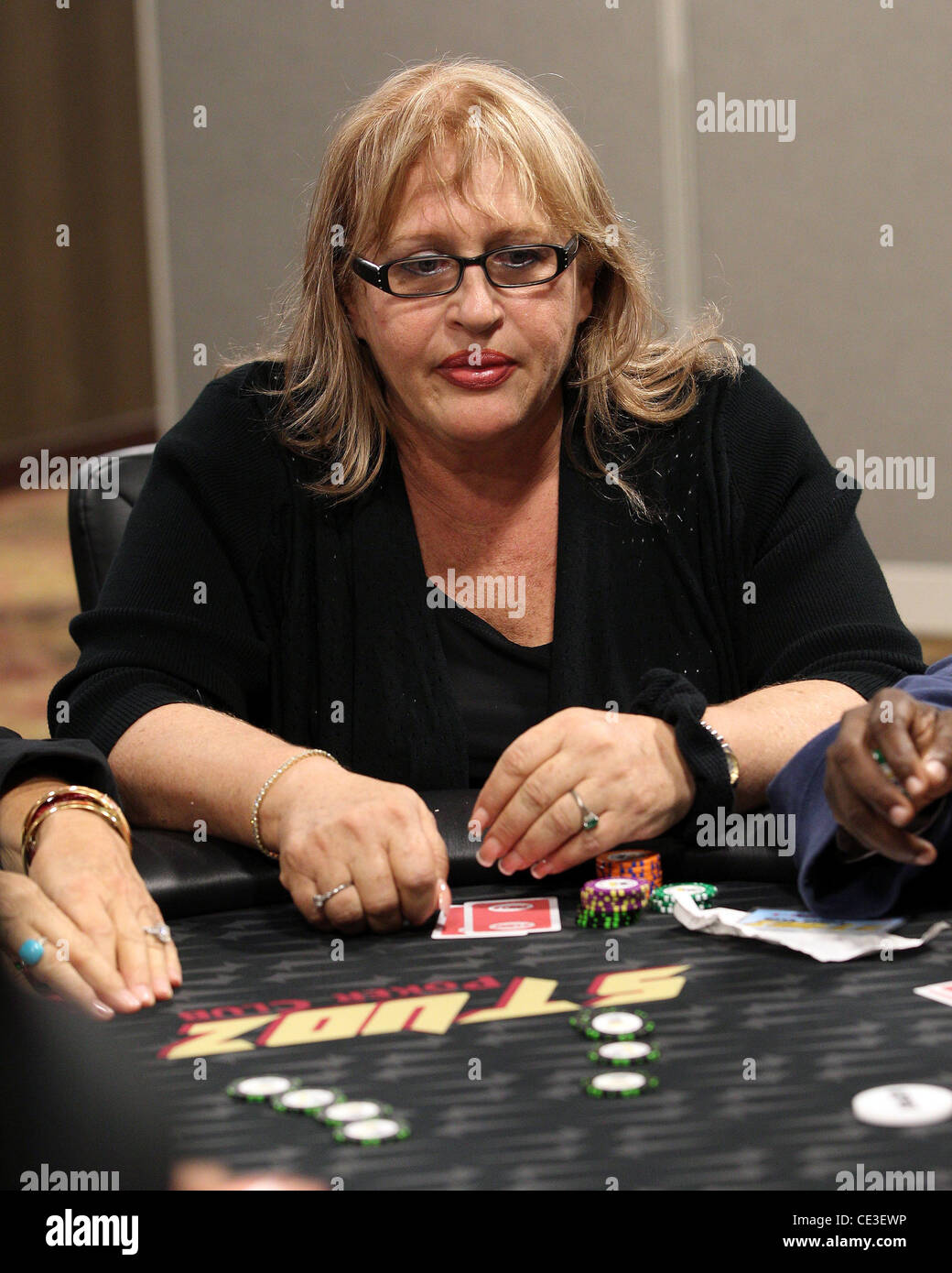 susan-laufer-mizrachi-mike-mizrachi-aka-die-muhle-beherbergt-das-deepstacks-live-poker-camp-im-studz-poker-club-miami-florida-241010-ce3ewp.jpg