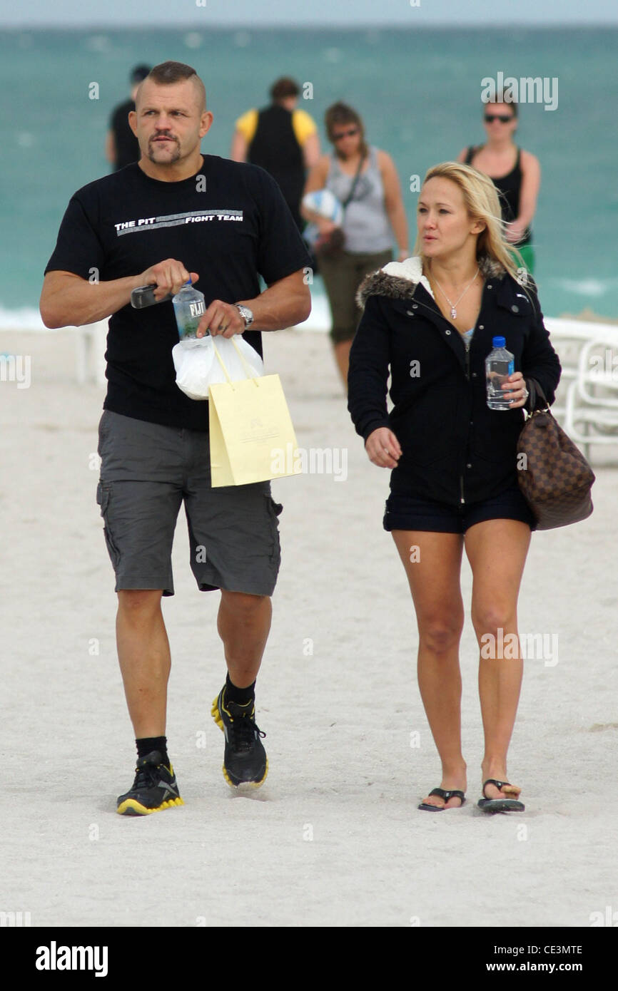 Chuck Liddell verbringt den Tag am Strand mit seiner Freundin. Miami