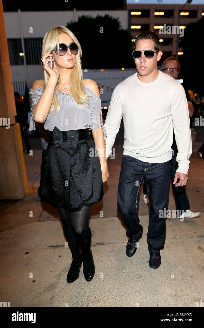 Paris Hilton und Cy Waits verlassen The Ivy Weihnachten Einkaufsbummel bei Kitson Boutique Los Angeles, Kalifornien - 02.12.10 Stockfoto