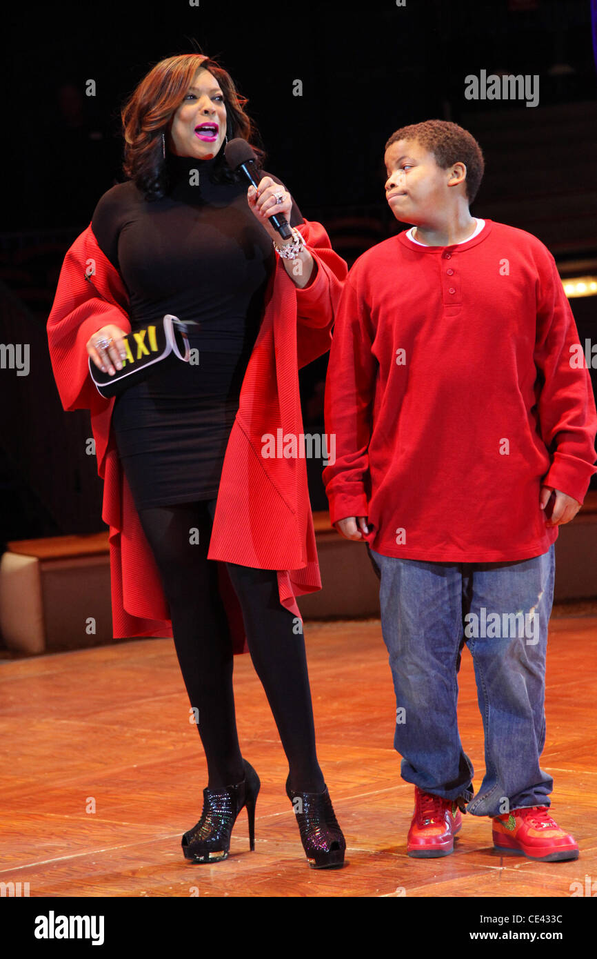 Wendy Williams Und Ihrem Sohn Kevin Williams Wendy Williams Erscheint Am Oberen Rand Der Big Apple Circus Anzeigen Dance On Als Gast Ringmaster New York City Usa 10 12 10 Stockfotografie Alamy