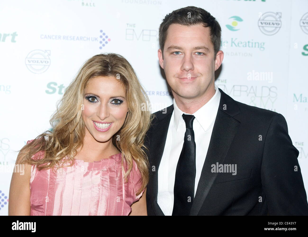 Kate Walsh und Phil Taylor der Smaragde und Efeu Ball statt an der Battersea Power Station - Ankünfte. London, England - 11.12.10 Stockfoto