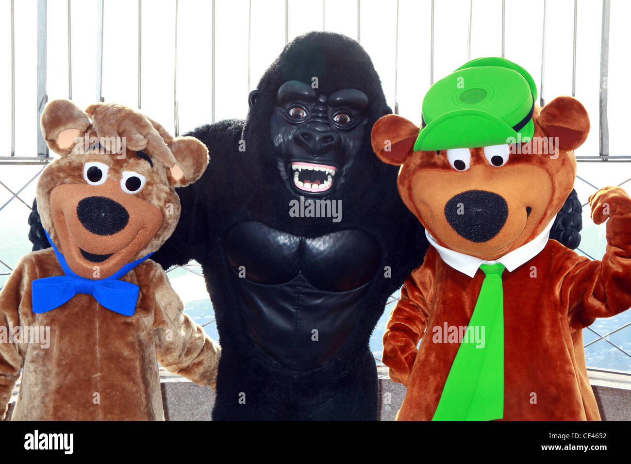 Boo Boo, King Kong und Yogi Bear die Stars der "Yogi Bear", ein live-Action/Computer animierten Abenteuer in 3D Besuch das Empire State Building gedreht. New York City, USA - 16.12.10 Stockfoto