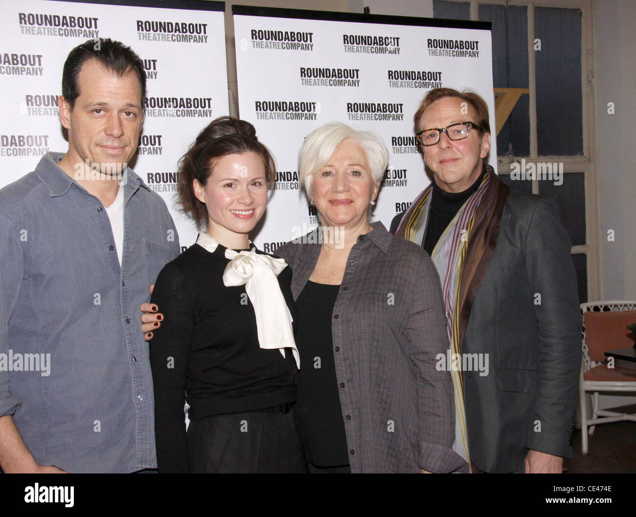 Darren Pettie, Maggie Lacey, Olympia Dukakis und Edward Hibbert Meet & Greet mit den Darstellern der kommenden off-Broadway-Produktion von "The Milch Zug Doesn't Stop Here Anymore" an den Kreisverkehr Theatre Company Proberaum. New York City, USA - 21.12. Stockfoto