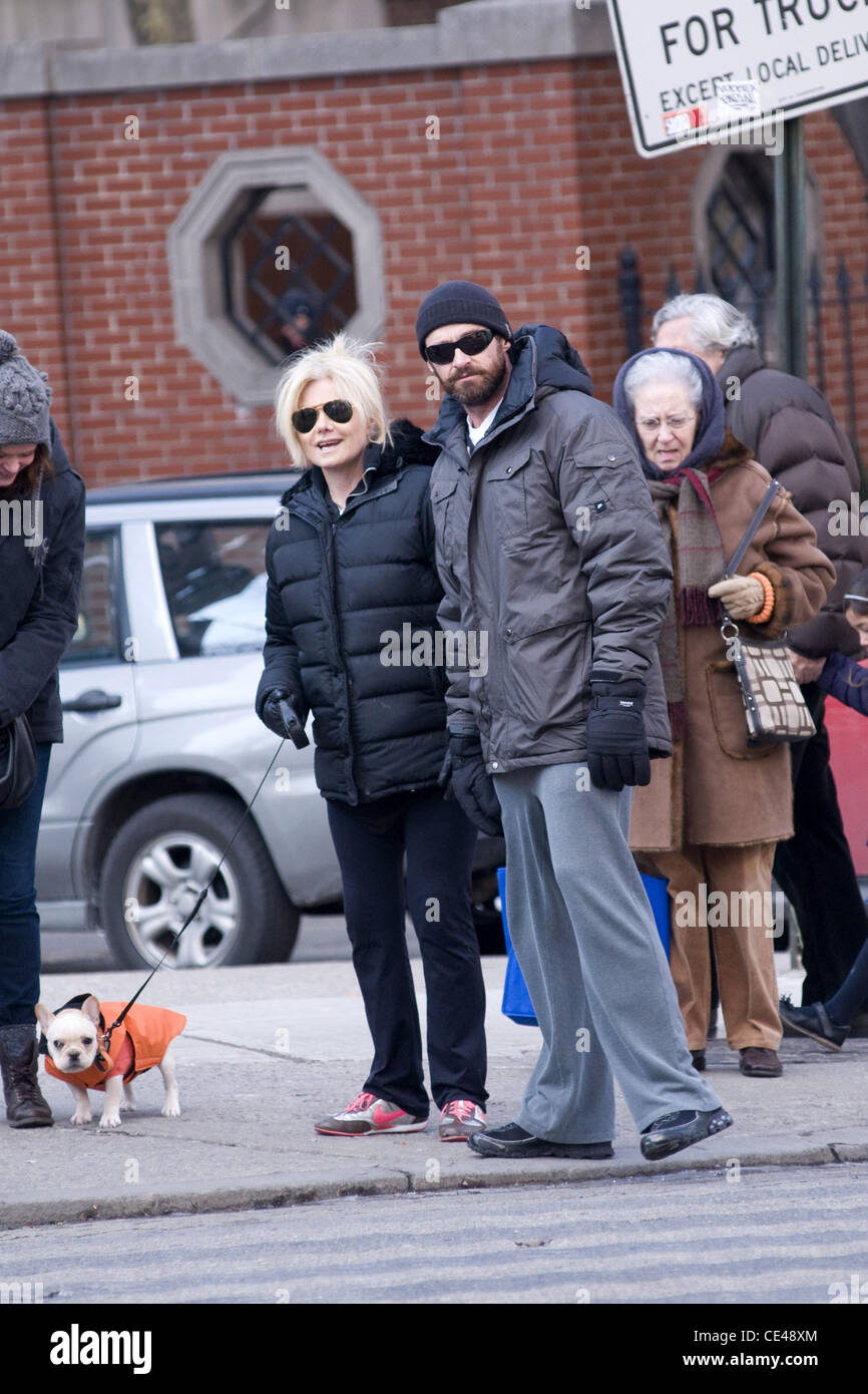 Hugh Jackman zusammen mit seiner Frau Deborra-Lee Furness und Tochter spazieren ihren Hund in Manhattan New York City, USA - 06.01.11 Stockfoto