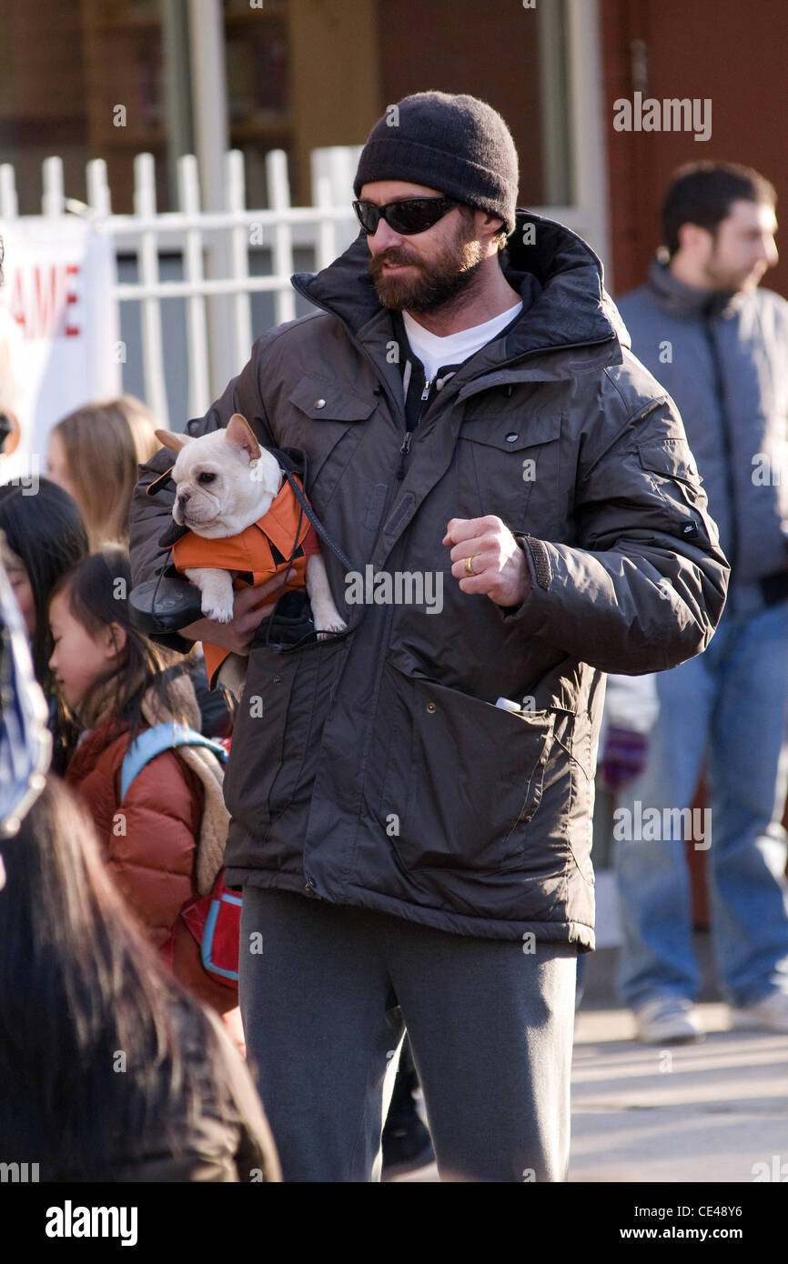 Hugh Jackman zusammen mit seiner Frau und seiner Tochter Ava Jackman spazieren ihren Hund in Manhattan New York City, USA - 06.01.11 Stockfoto