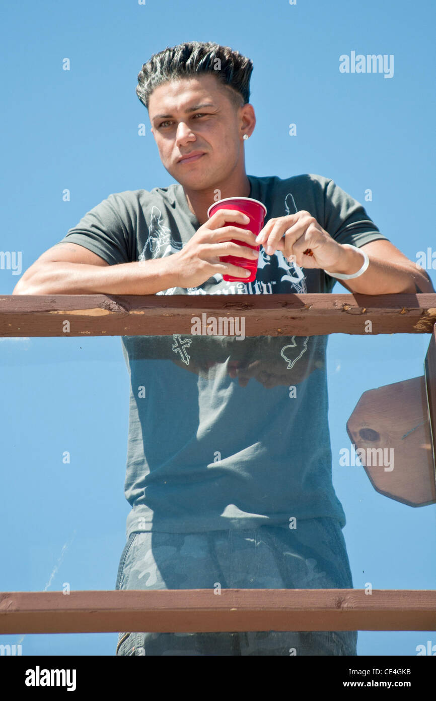 Pauly Delvecchio aka DJ Pauly D Formmitglieder von MTVs "Jersey Shore" genießen Sie einen Tag an der Jersey Shore Seaside Heights, New Jersey - 27.08.10 Stockfoto
