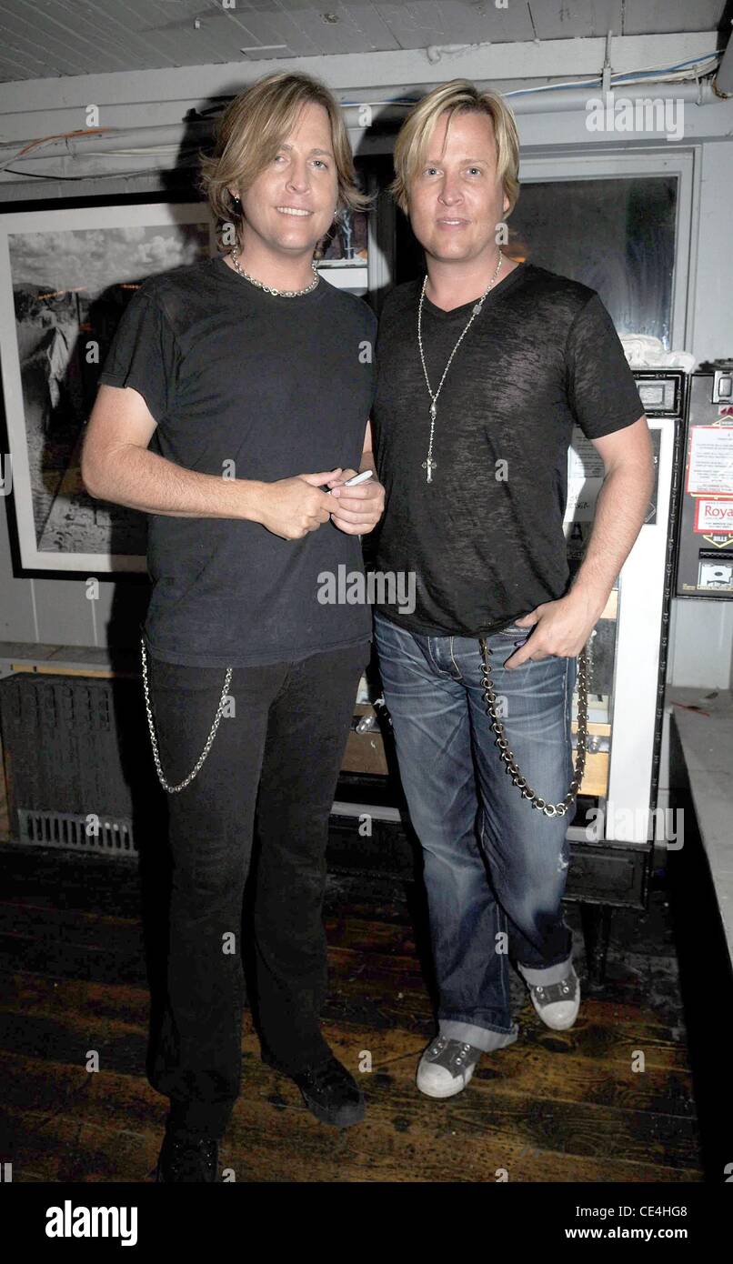 Matthew Nelson und Gunner Nelson backstage bei einer speziellen Übernachtung profitieren nur Leistung, um Spendengelder für die Juvenile Diabetes Research Foundation in The Stephen Talkhouse Amagansett, New York - 28.08.10 Stockfoto