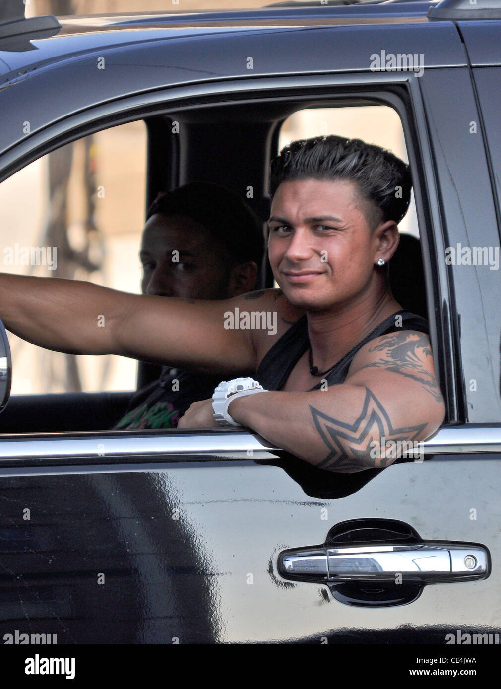 Paul Delvecchio aka Pauly D und Mike Sorrentino aka The Situation ihre schwarzen Escalade fahren Sie in die Turnhalle Seaside Heights, NJ - 31.08.2010 Stockfoto Paul Delvecchio aka Pauly D und Mike Sorrentino aka The Situation ihre schwarzen Escalade fahren Sie in die Turnhalle Seaside Heights, NJ - 31.08.2010 Stockfoto