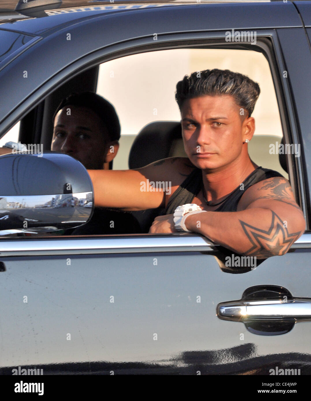 Paul Delvecchio aka Pauly D und Mike Sorrentino aka The Situation ihre schwarzen Escalade fahren Sie in die Turnhalle Seaside Heights, NJ - 31.08.2010 Stockfoto Paul Delvecchio aka Pauly D und Mike Sorrentino aka The Situation ihre schwarzen Escalade fahren Sie in die Turnhalle Seaside Heights, NJ - 31.08.2010 Stockfoto
