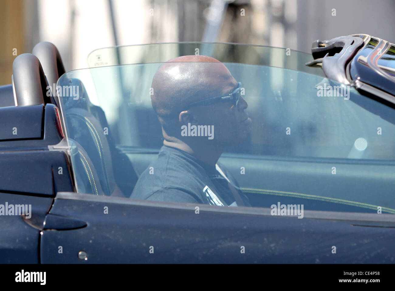 Dichtung in sein Auto bekommen, als er in Hollywood Los Angeles, Kalifornien - 06.09.10 Samy Kamera geht Stockfoto