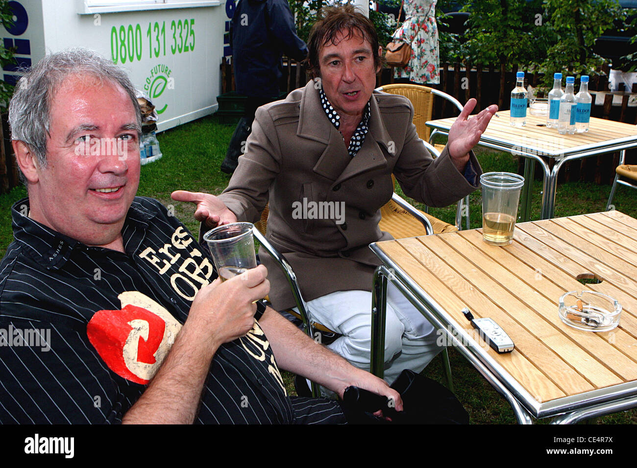 Buzzcocks Peter Shelley und Steve Diggle Interview zusammen zum ersten Mal in 20 Jahren hinter den Kulissen bei Gesichter Reunion Gig bei der Weinlese in Goodwood Festival statt. West Sussex, England - 13.08.10 Stockfoto