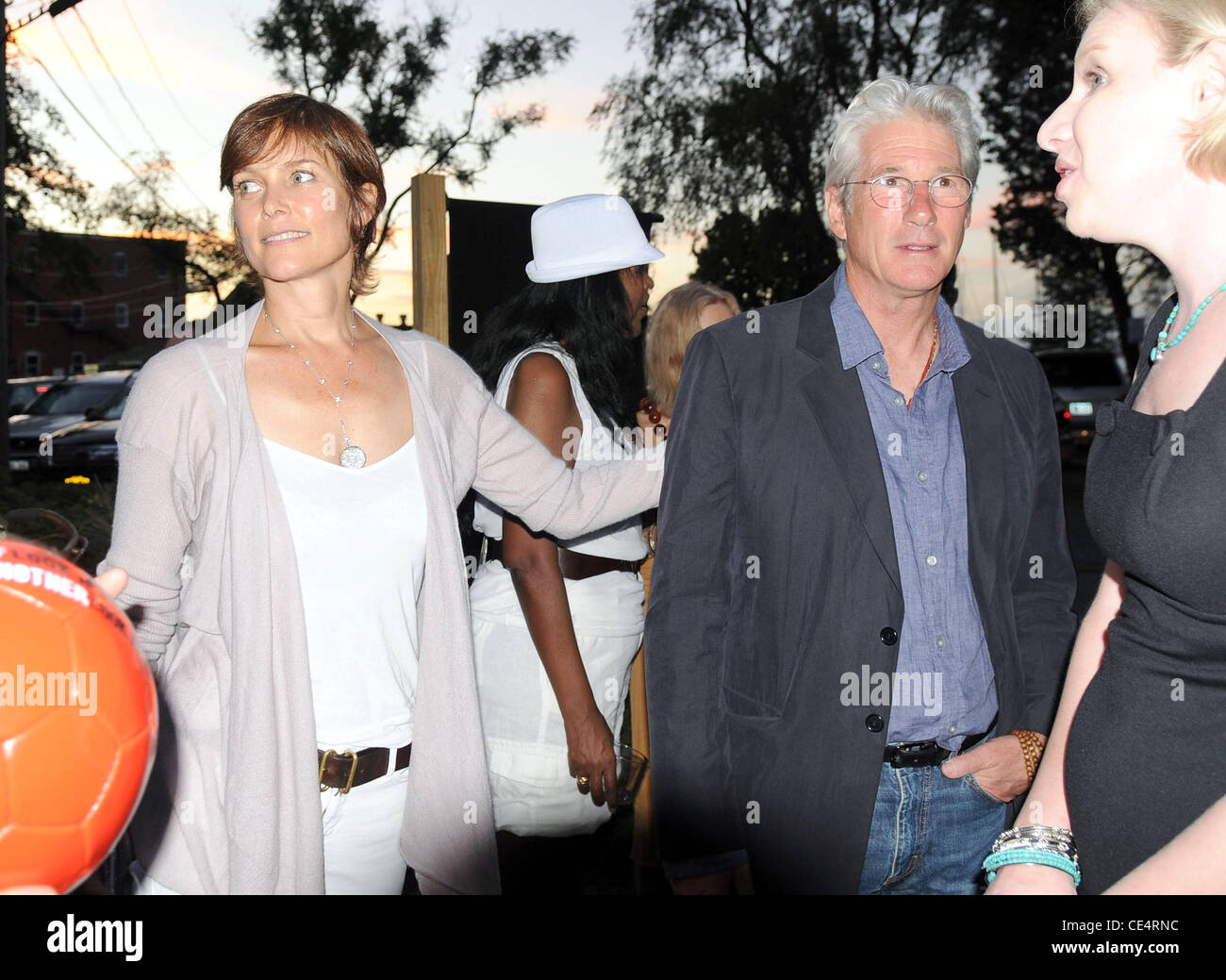 Richard Gere und Carey Lowell besuchen die Rezeption Urban Zen Foundation für Recht auf spielen Day, am Breakwater Yacht Club Rasen Sag Harbor, New York - 14.08.10 Stockfoto