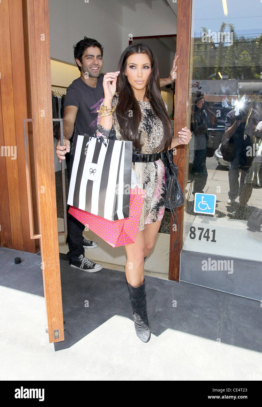 Kim Kardashian filmt eine neue Reality-Show unter der Regie von Adrian Grenier. Sie wagten sich die Paparazzi-beladenen Robertson Blvd aus beliebten Boutiquen einkaufen, Madison, Rock & Republik und Diavolina. West Hollywood, Kalifornien - 16.08.10 Stockfoto