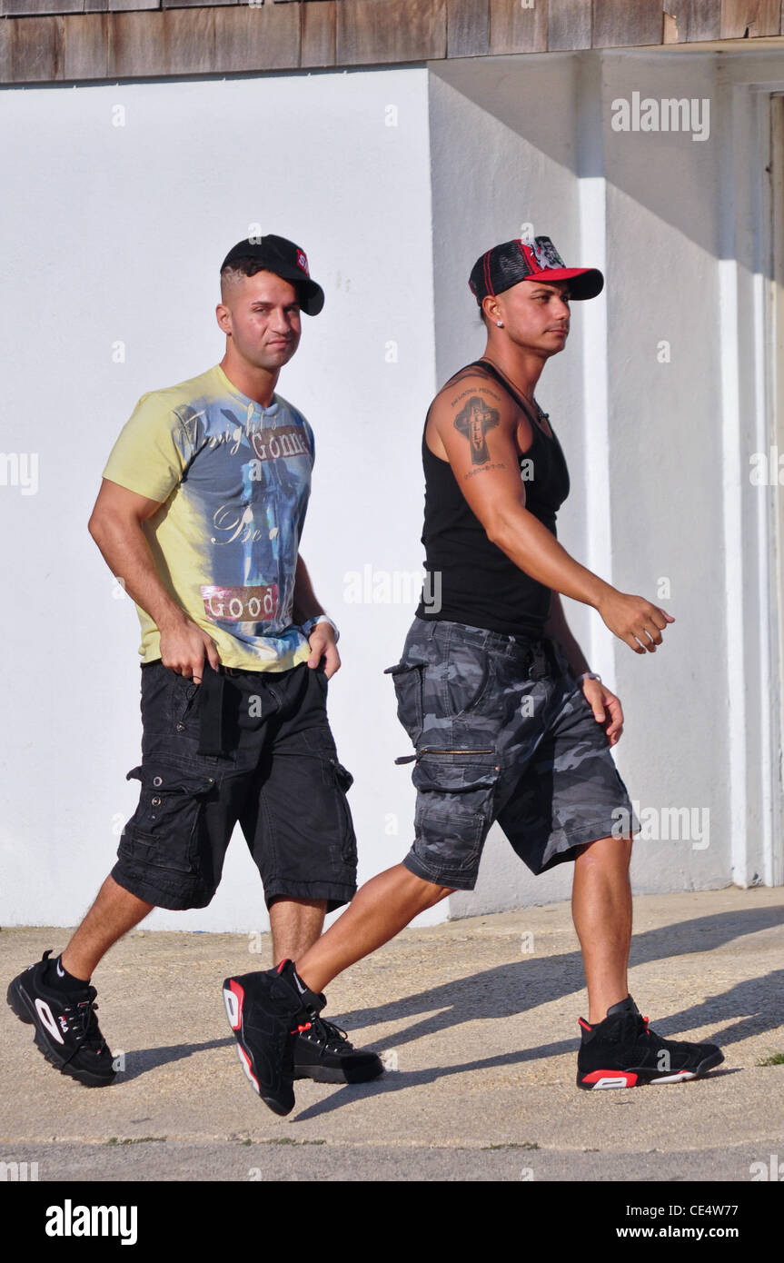 Die Situation "aka Mike Sorrentino und Paul DelVecchio, aka DJ Pauly D kommen an der Jersey Shore Haus nachdem ich ihre Haare schneiden während der Dreharbeiten MTVs"Jersey Shore"Seaside Heights, New Jersey - 19.08.10 Stockfoto