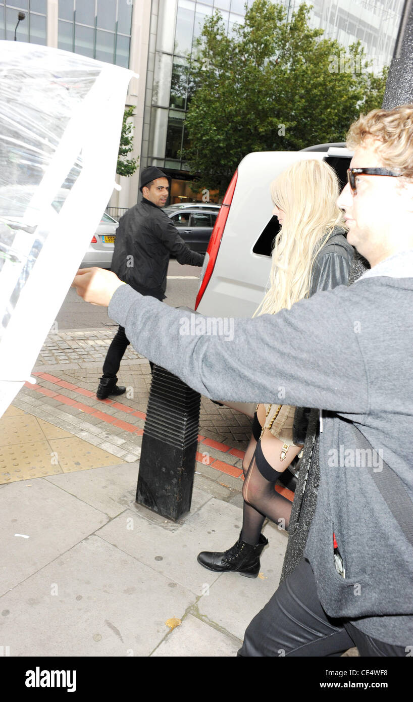 Taylor Momsen unterliegt ihr Bodyguard mit einem Regenschirm und gilt  tragen Strumpfhosen gerissen. London, England - 20.08.10 Stockfotografie -  Alamy