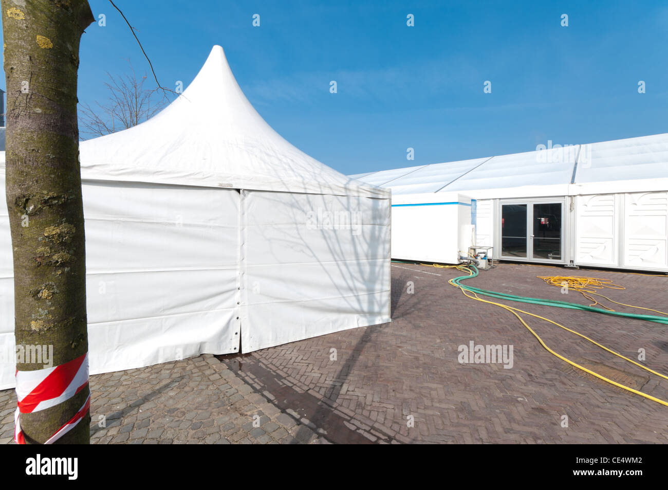 große weiße Event-Zelt für den jährlichen Karneval in Oldenzaal, Niederlande Stockfoto