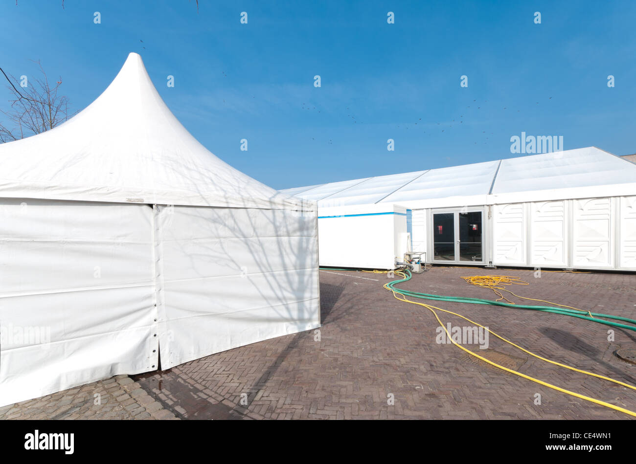 große weiße Event-Zelt für den jährlichen Karneval in Oldenzaal, Niederlande Stockfoto