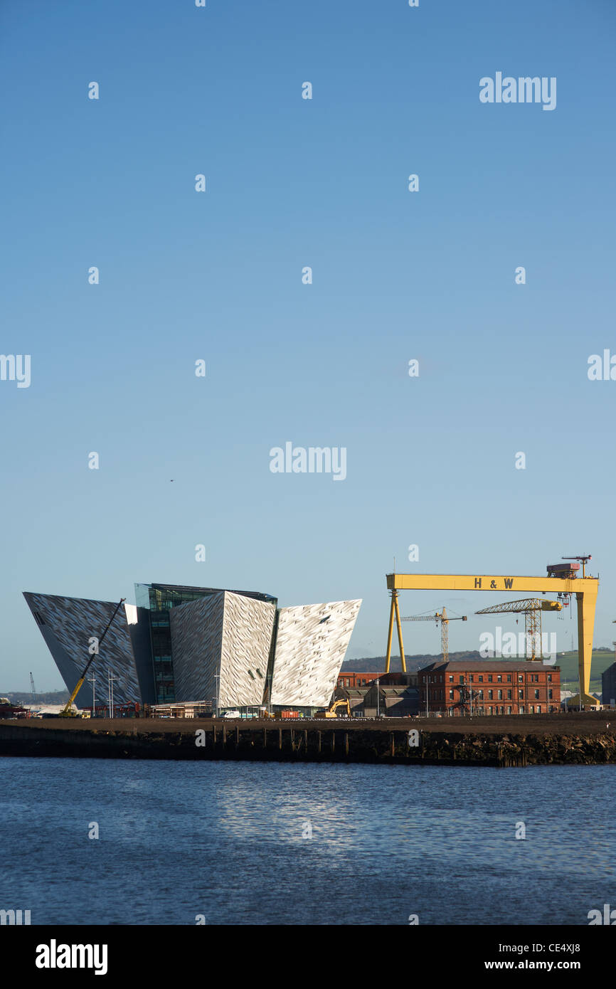 Belfasts neue Titanic Besucherzentrum in der Endphase der Bau mit Harland and Wolffs riesige Kräne in der Backg Stockfoto