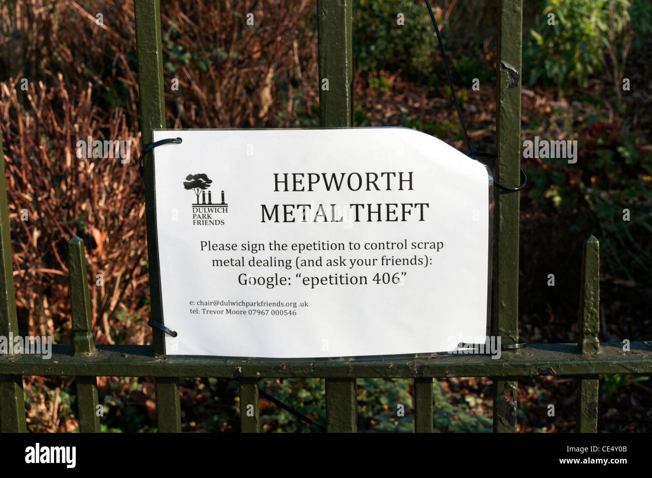 Nach dem Diebstahl einer Hepworth Statue vom Dulwich Park fragt eine Mitteilung einer Epetition Schrott Metall Umgang Steuern anmelden. Stockfoto