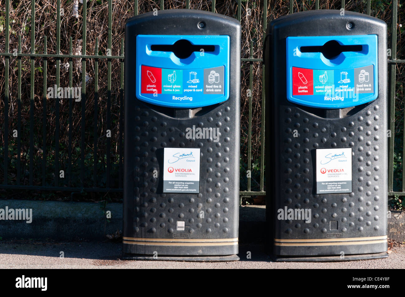 Straßenrand recycling-Behälter. Stockfoto