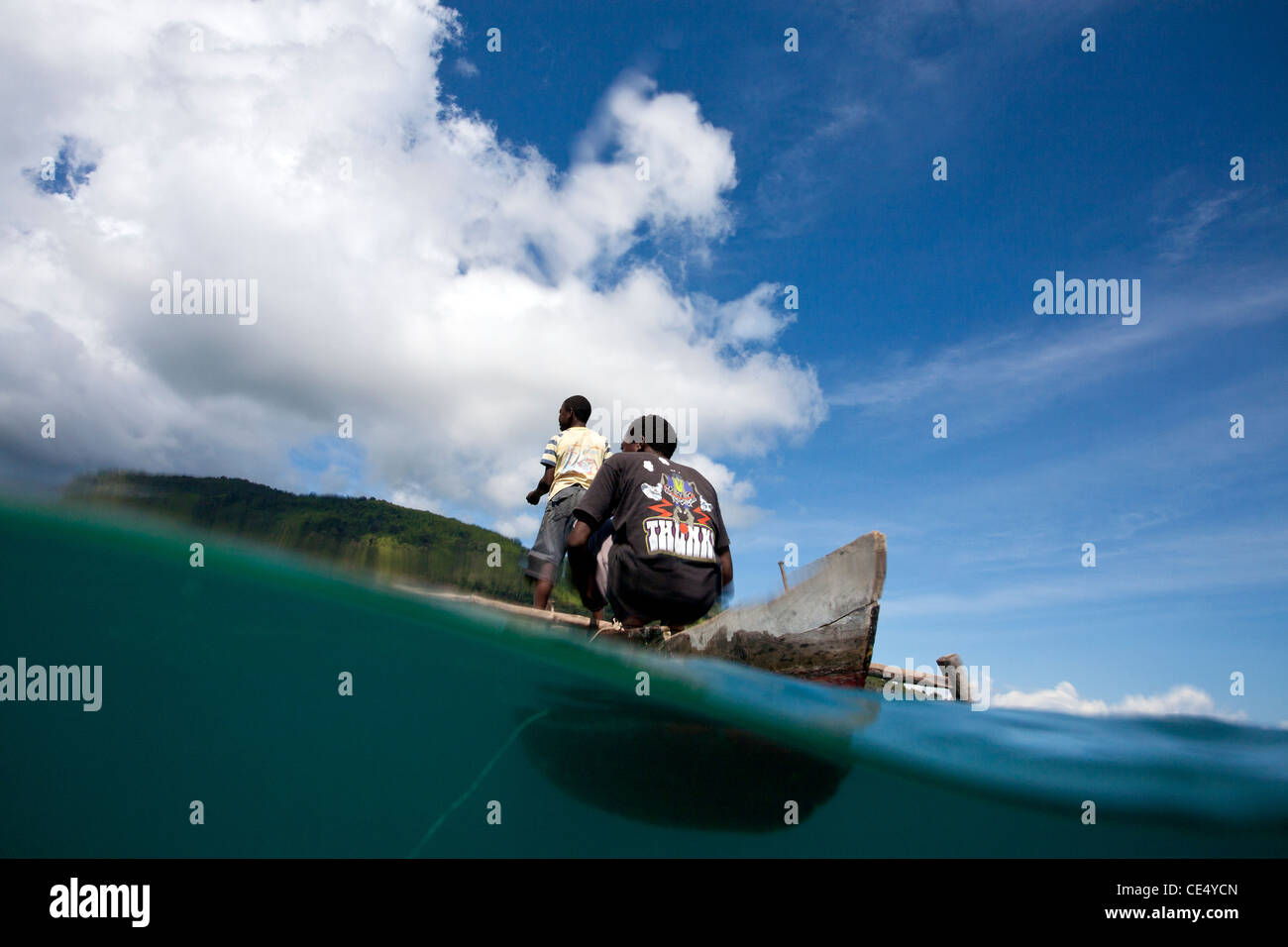 Unter auf Sicht der madagassischen Männer Angeln in ihrer Piroge oder Ausleger Einbaum aufteilen. Nosy Komba, Madagaskar, Afrika. Stockfoto