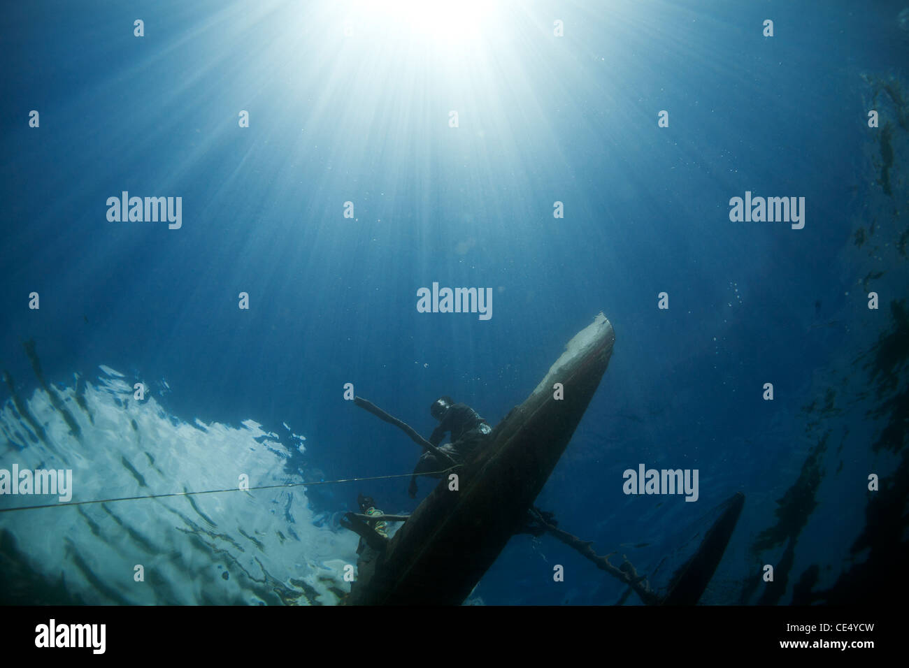 Unterwasser-Blick der madagassischen Männer in ihren Einbaum oder Outrigger Kanu Angeln. Nosy Komba, Madagaskar, Afrika. Stockfoto