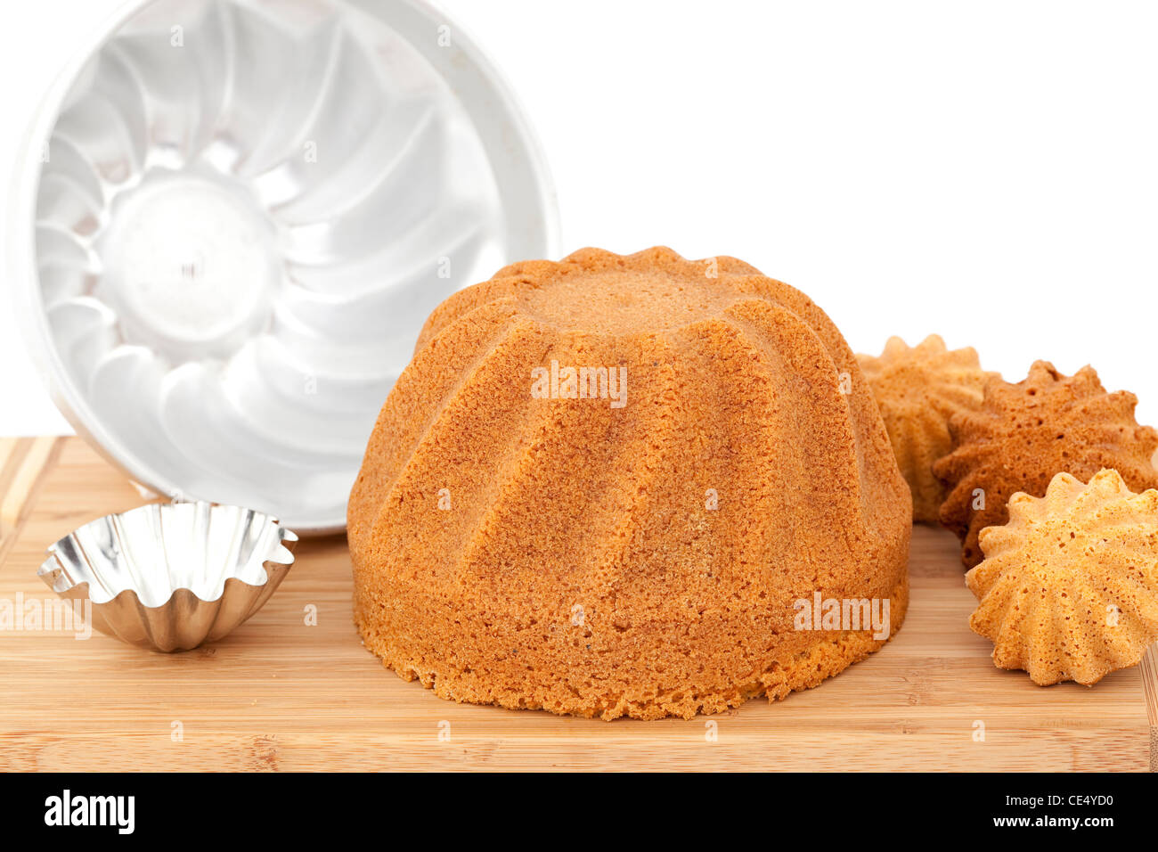 groß und etwas süßer Kuchen mit Backform Stockfoto