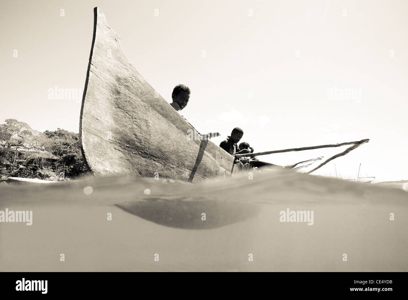 Unter auf Sicht der madagassischen Familie Fischerei in ihre Piroge oder Ausleger Einbaum aufteilen. Nosy Komba, Madagaskar, Afrika. Stockfoto