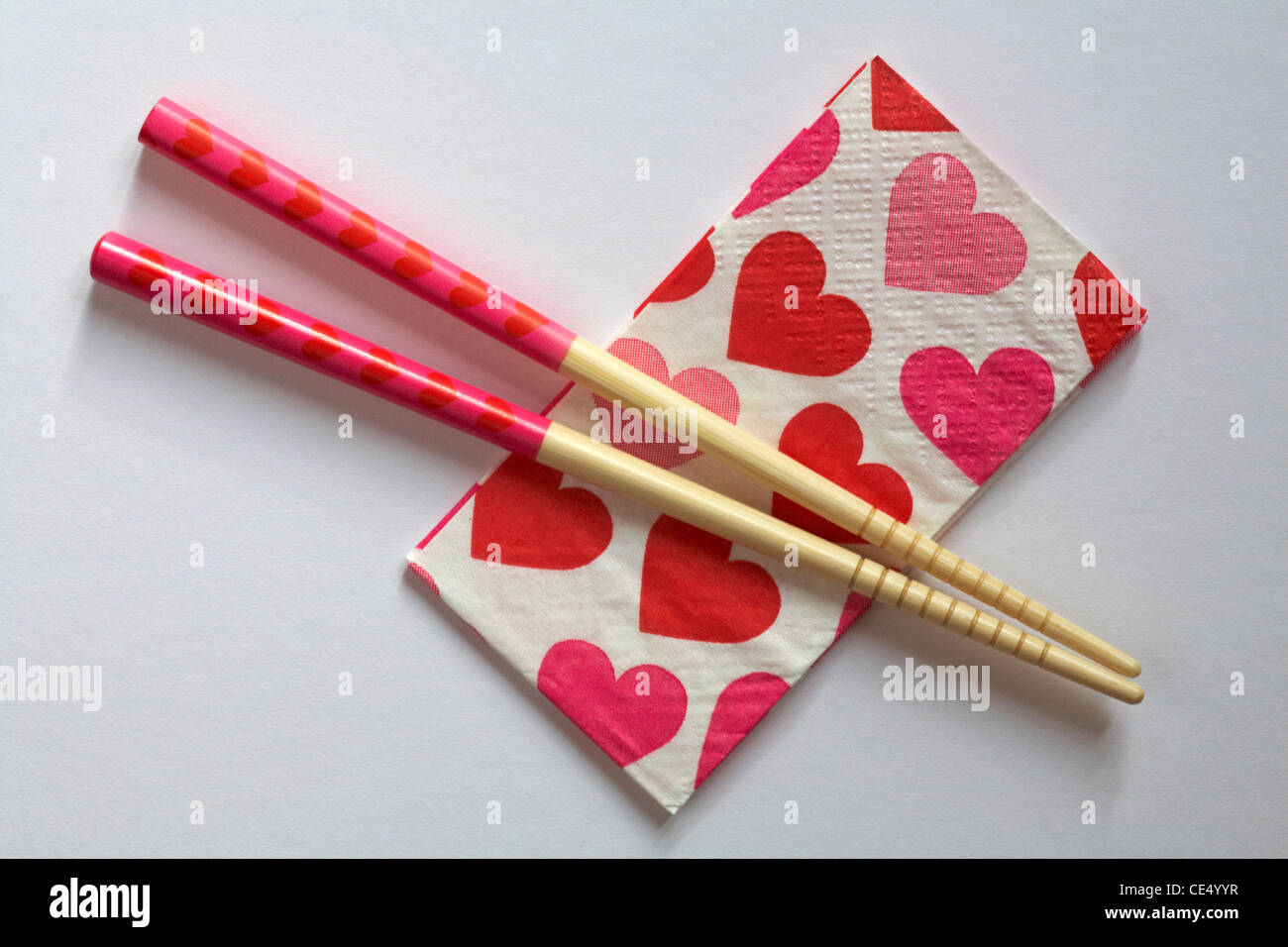 Herz Stäbchen auf Serviette mit Herz auf weißem Hintergrund platziert - Begriff der Romantik romantisch Essen für Valentinstag, Valentinstag Stockfoto