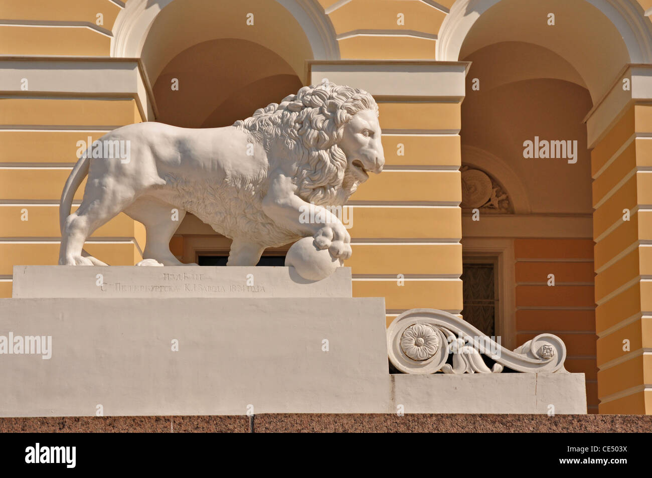 Russland, St. Petersburg, Arts Square, Löwenstatue, Staatliches Russisches Museum (ehemals neuer Michael Palast 1819) Stockfoto